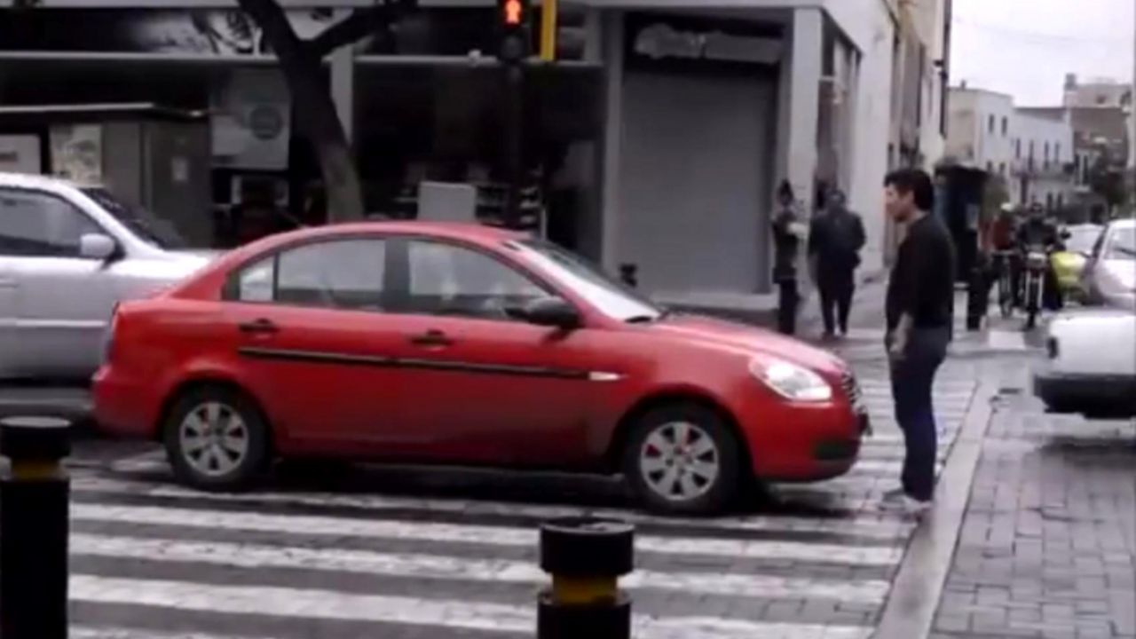Pešak u Meksiku vaspitava vozača