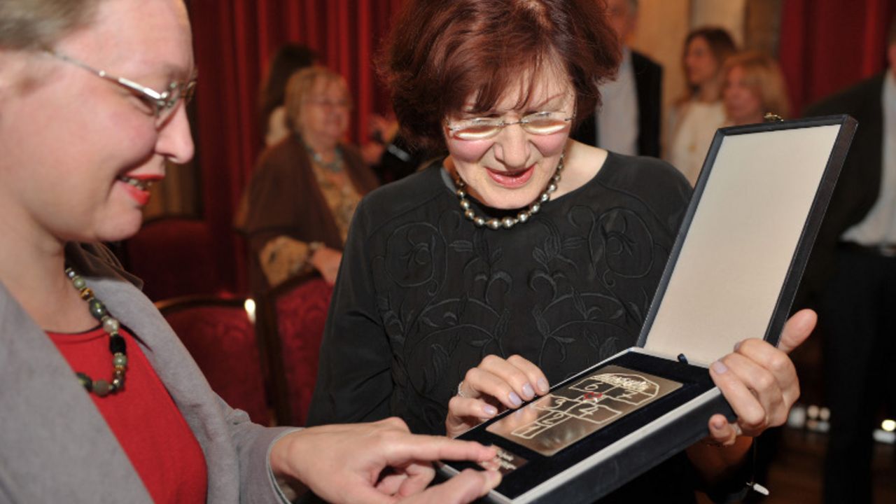 Mirjana Maoduš prima nagradu