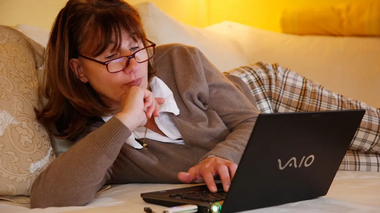 Žena radi na laptopu