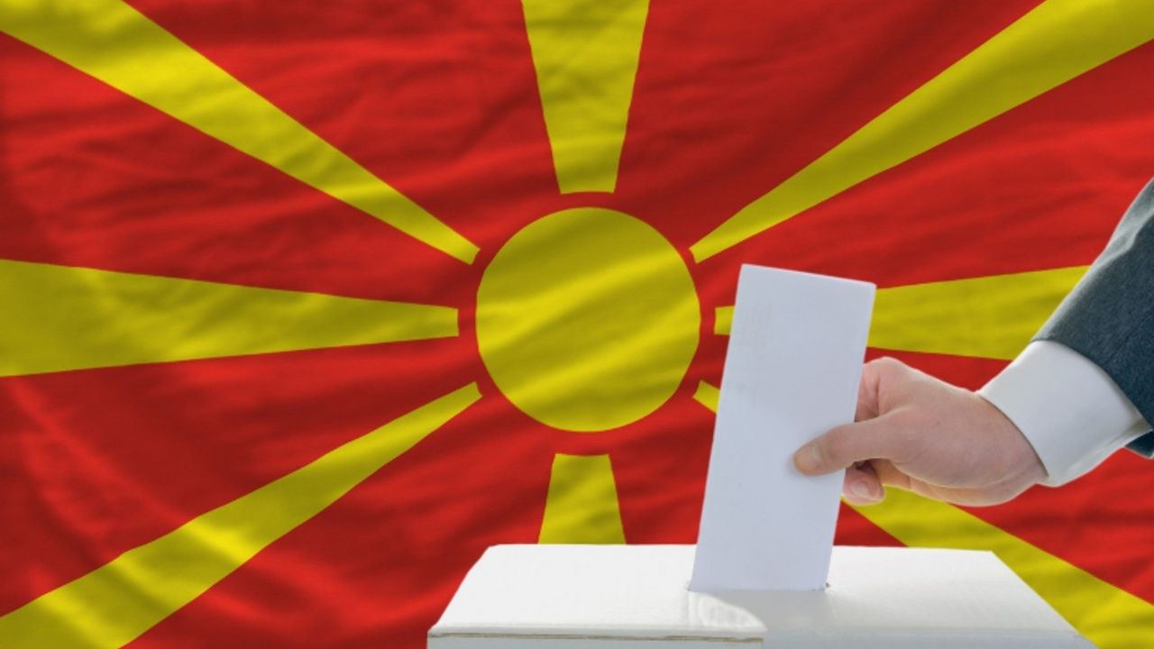 Makedonska zastava i glasač