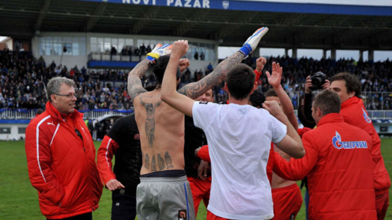 Fudbaleri Crvene zvezde proslavljaju pobedu u Novom Pazaru