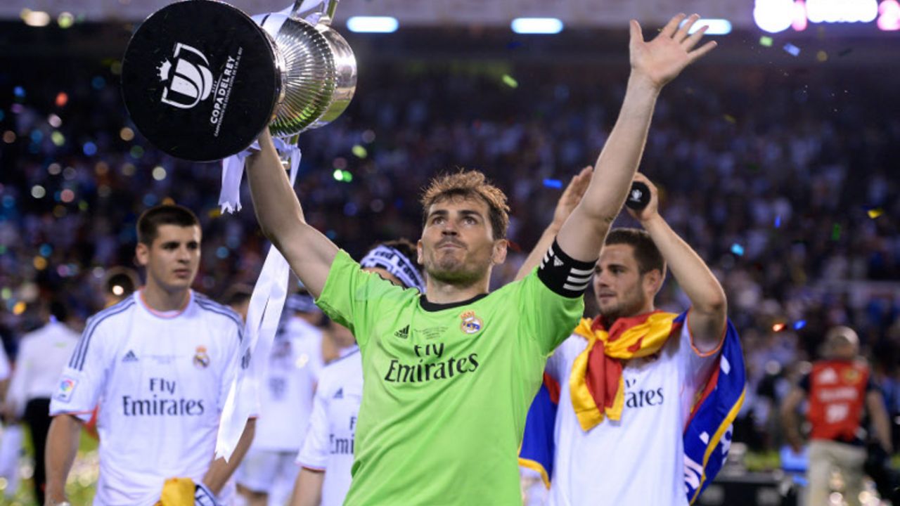 Iker-Kasiljas-sa-peharom-Kupa-kralja-2014