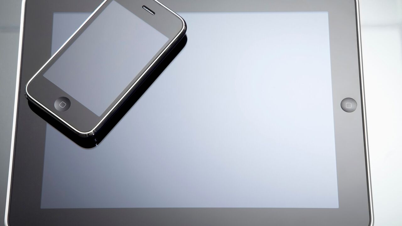 Iphone leži na iPad