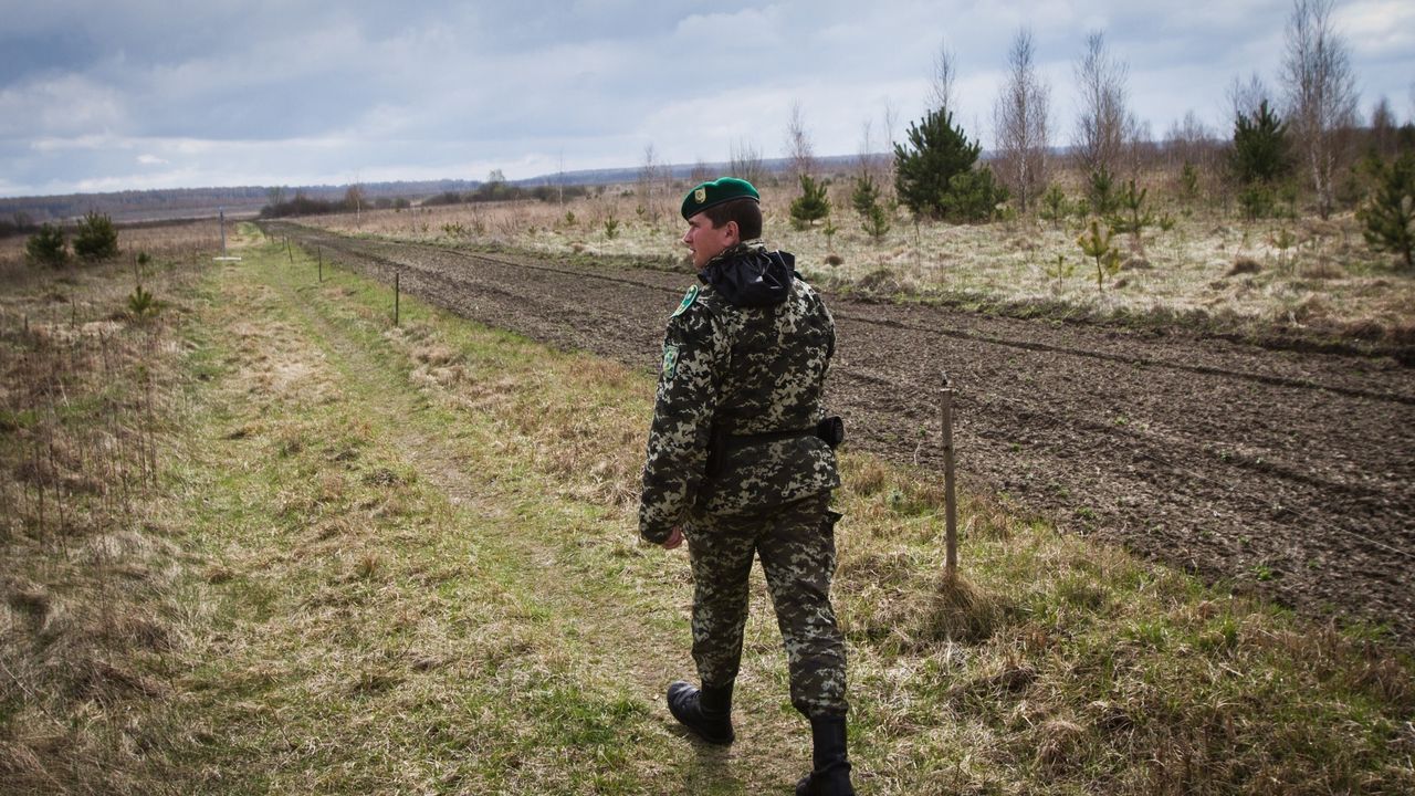 Vojnik posmatrač na granici Ukrajine sa Rusijom