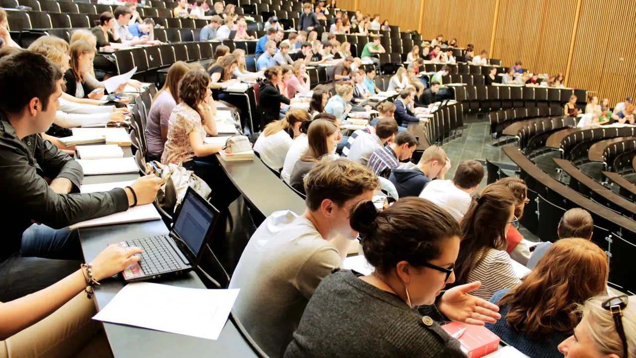 studenti u amfiteatru