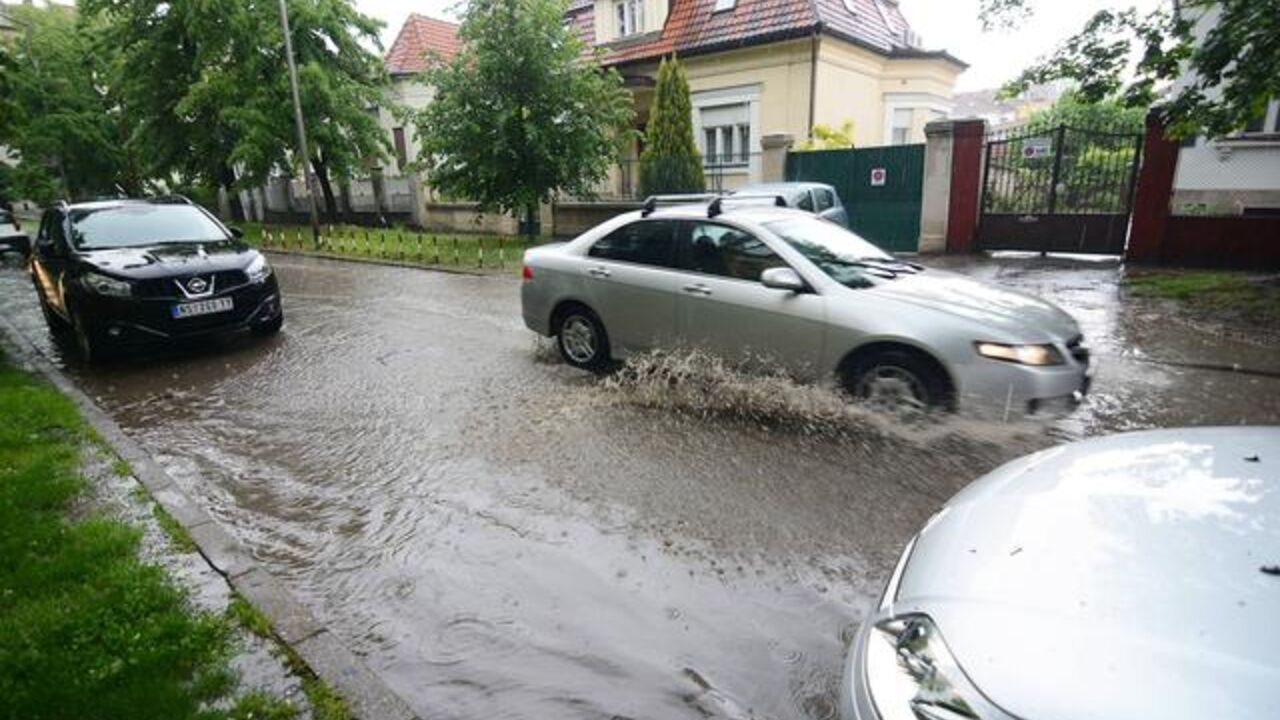 auto se probija po poplavljenoj ulici