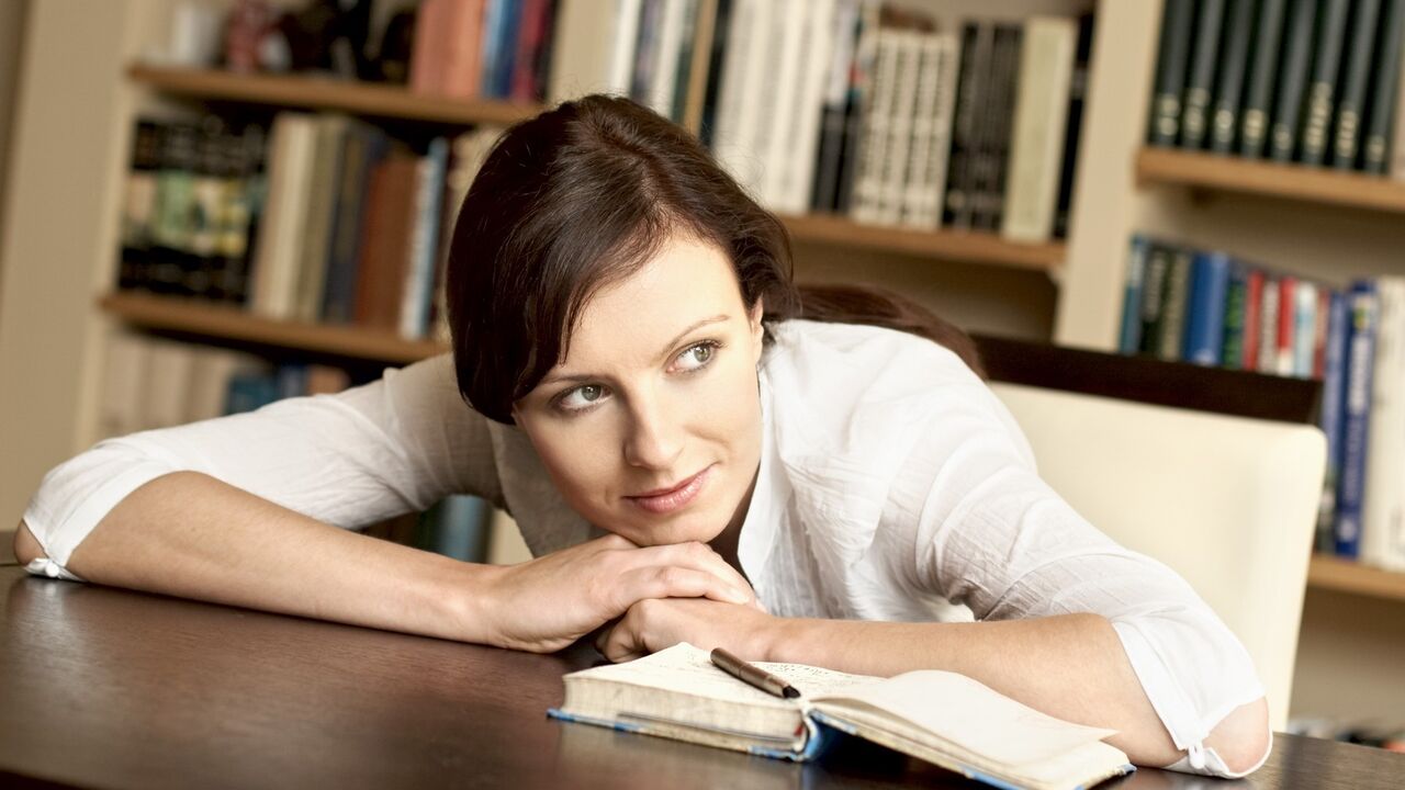 Žena piše dnevnik