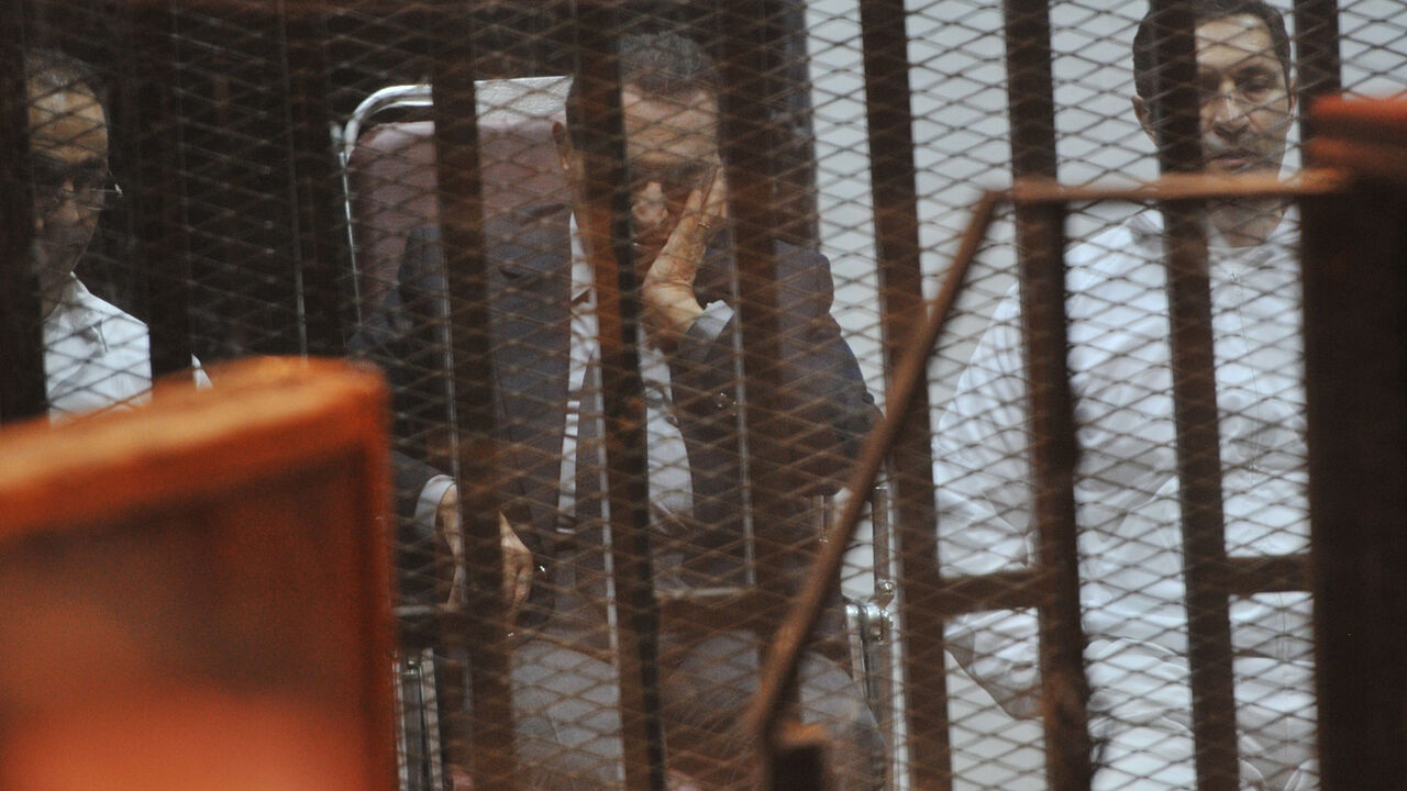 Hosni Mubarak okružen sinovima u sudnici
