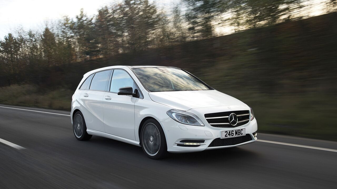 Mercedes B klase jezdi drumom