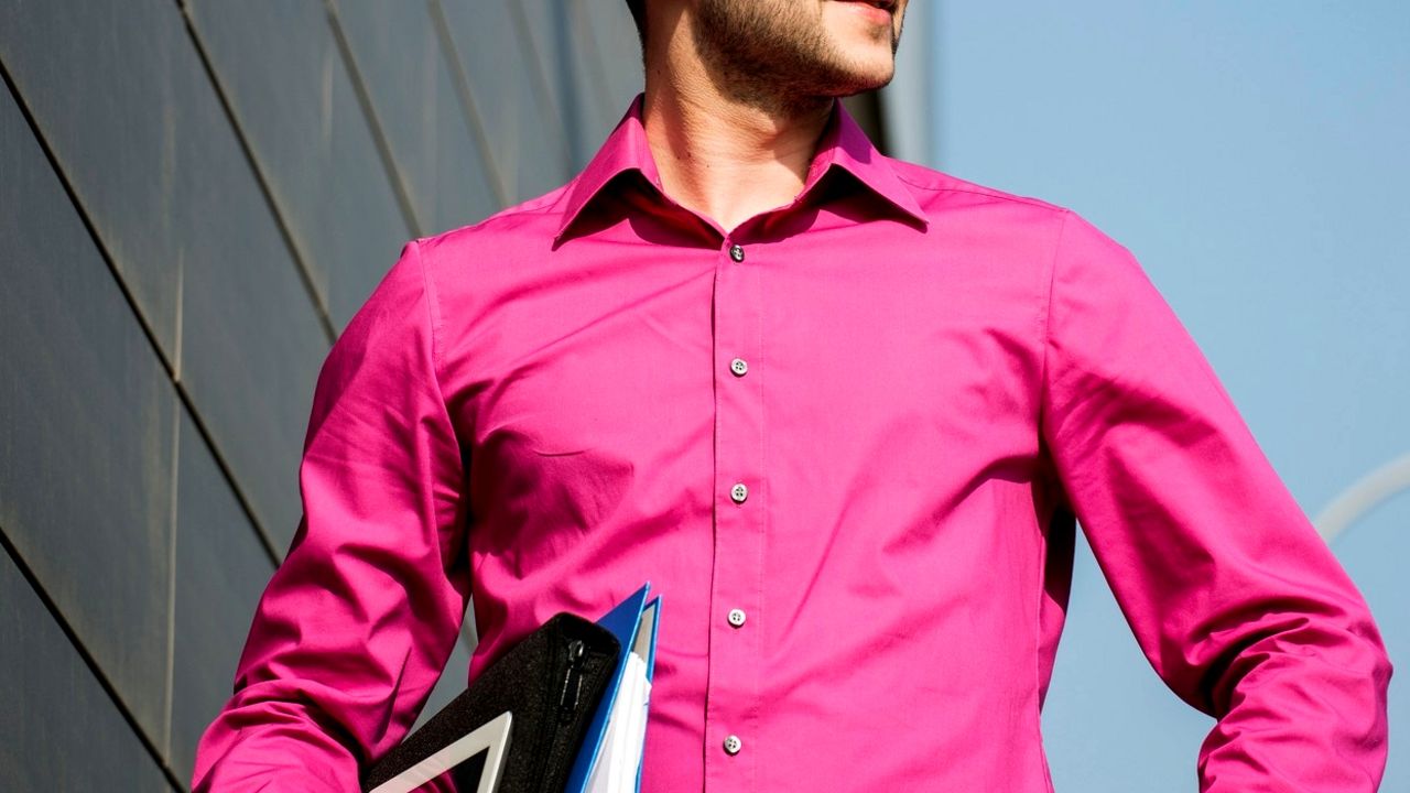 Muškarac nosi roze