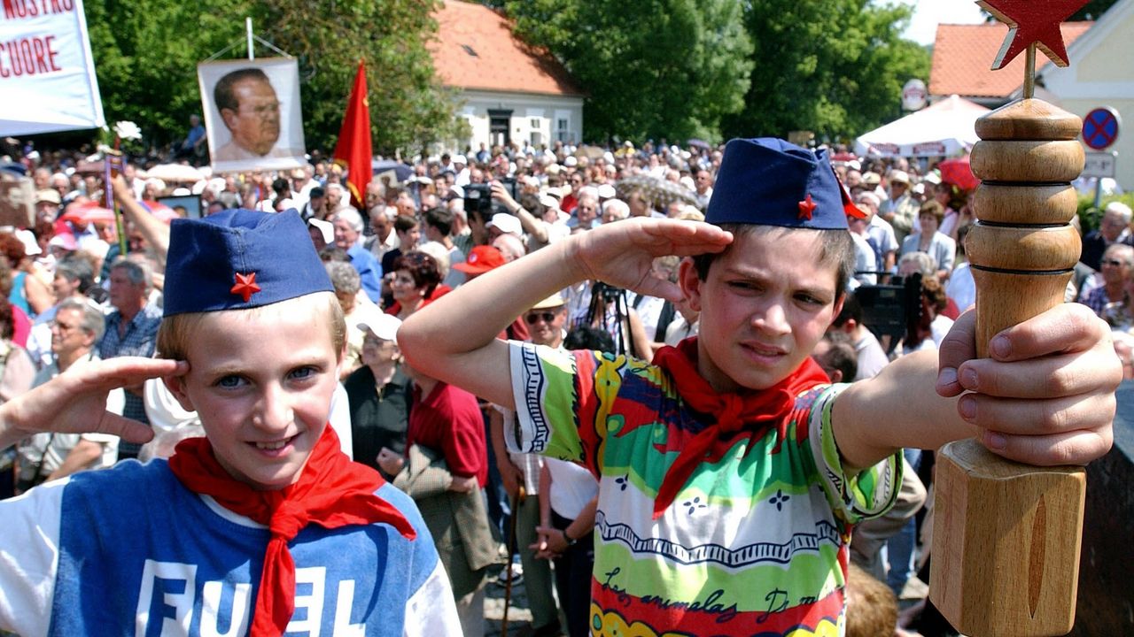 Titovi pioniri nose štafetu
