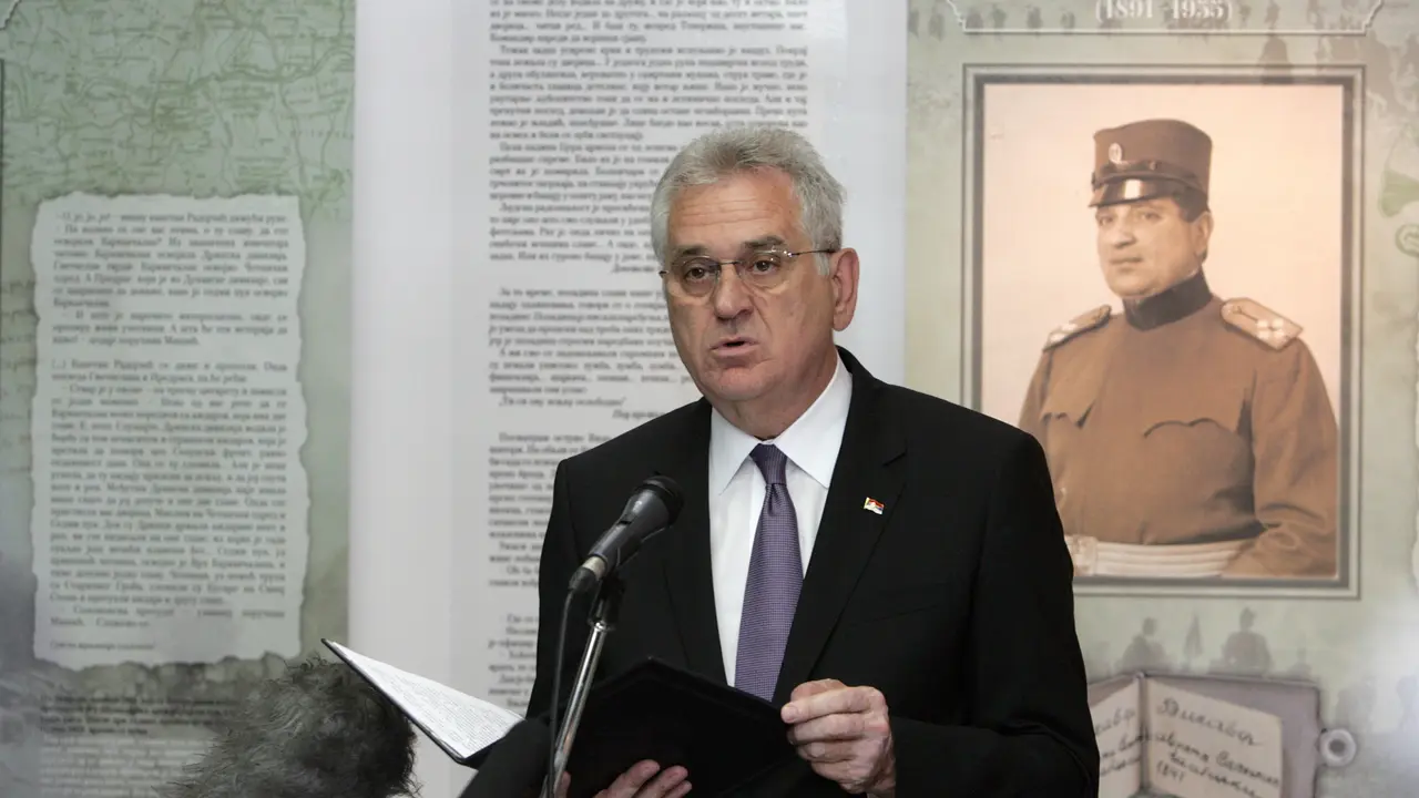 Nikolić drži govor u Narodnoj biblioteci