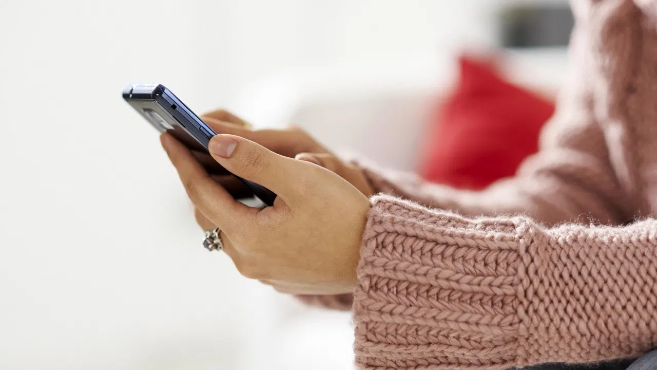 Mobilni telefon u rukama
