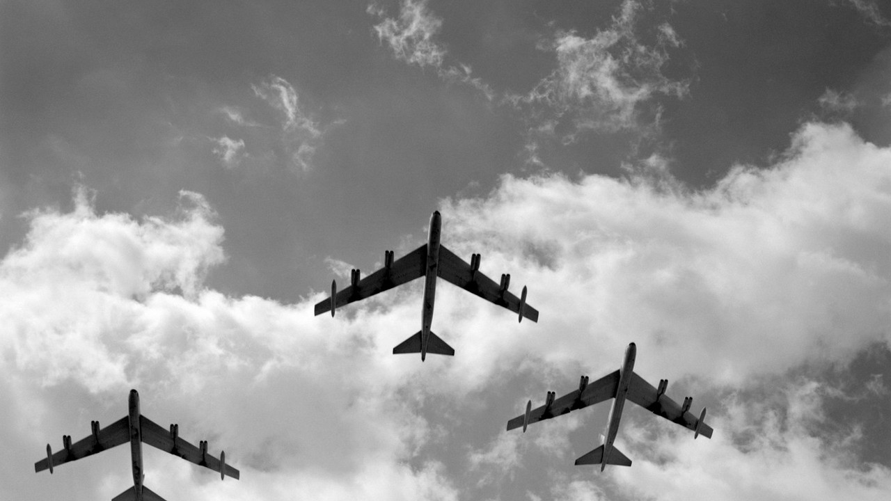 Tri američka strategijska bombardera B-52