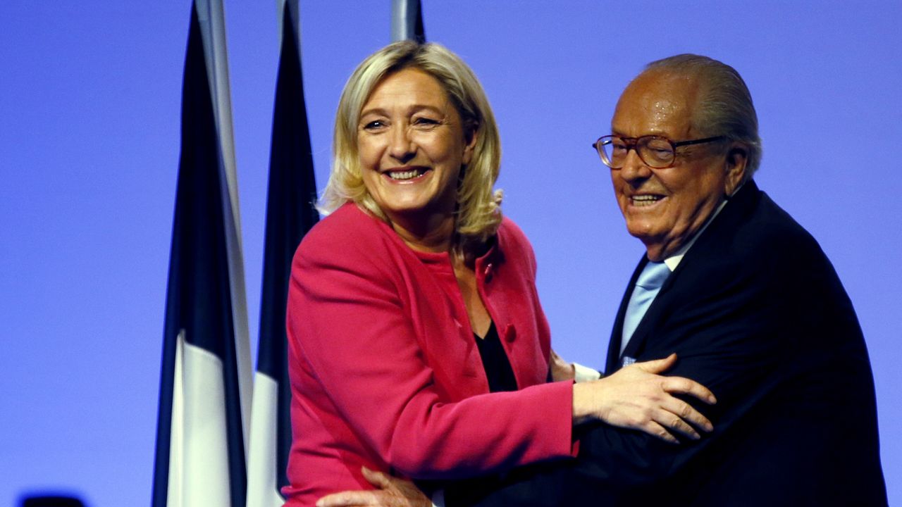Marin le Pen i Žan-Mari le Pen se grle
