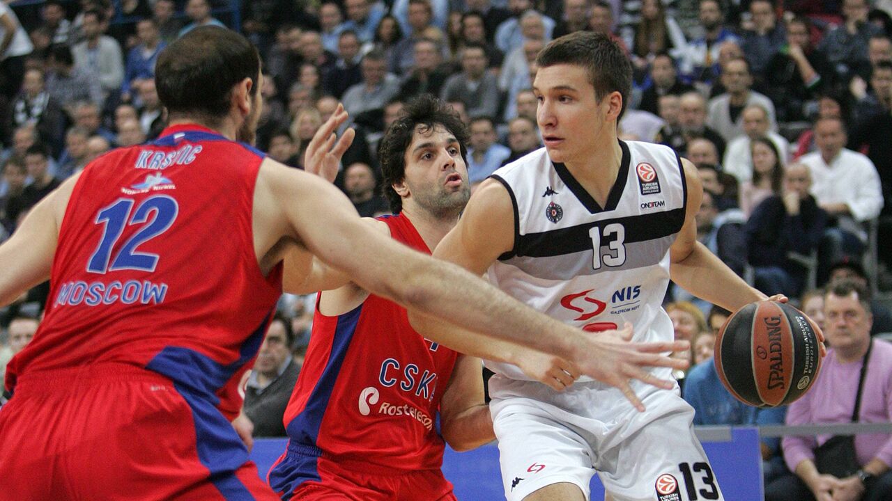 Miloš Teodosić i Nenad Krstić u duelu sa Bogdanom Bogdanovićem