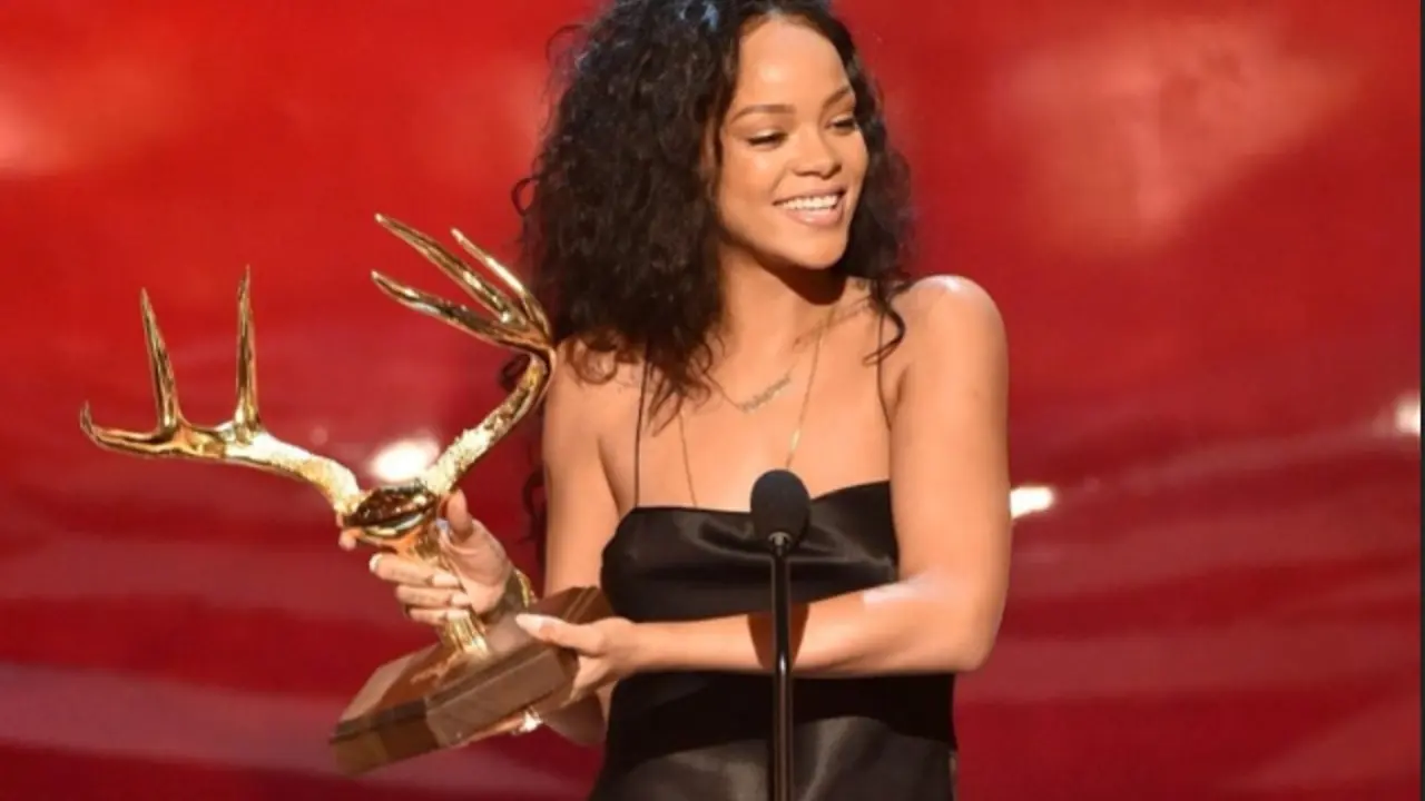 Rihanna Guys Choice Aword