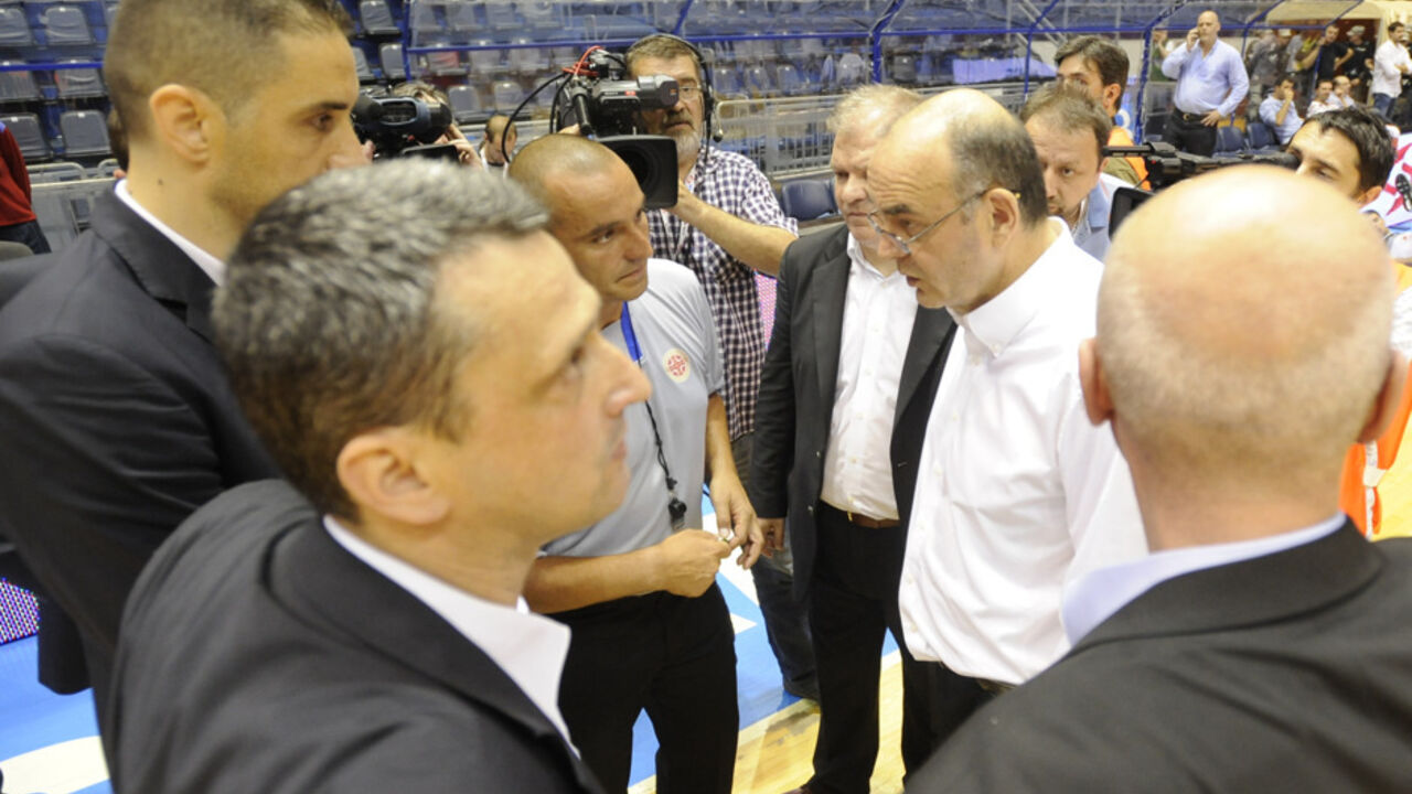 Duško Vujošević posle prekida u prvoj finalnoj utakmici finala plej-ofa KLS između Partizana i Crvene zvezde