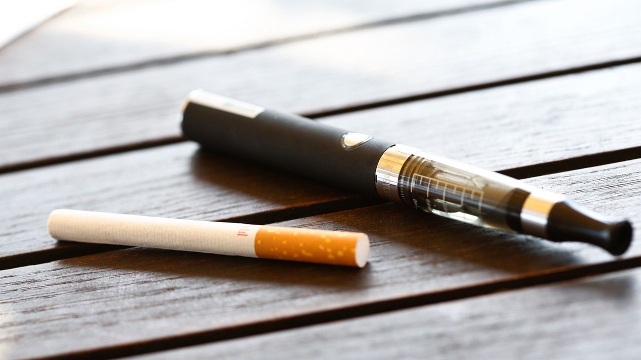 Elektronska cigareta i obična cigareta