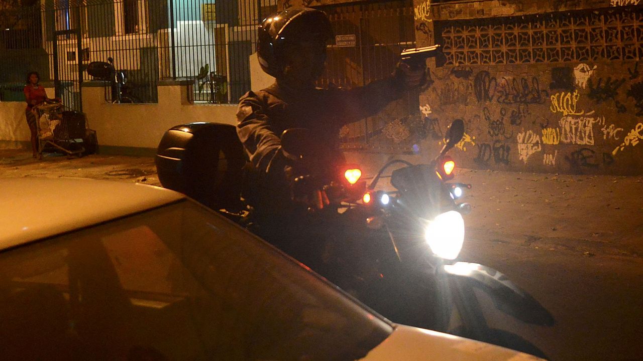 Brazilski policajac uperio pištolj u protestante u Riju