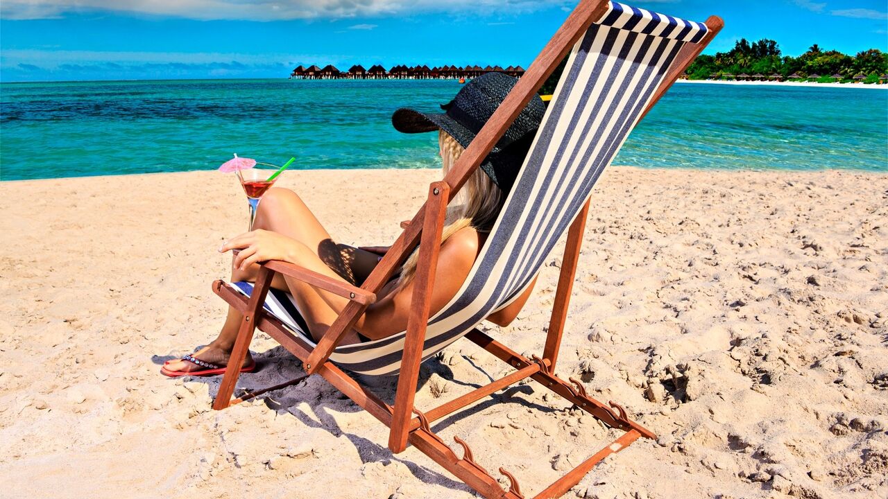 devojka na plaži