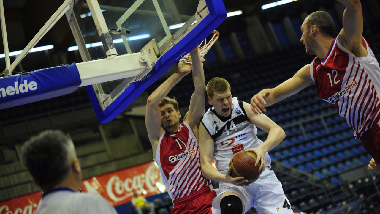 Davis Bertans, Marko Simonović i Jaka Blažič u borbi za loptu u trećem meču finala plej-ofa KLS