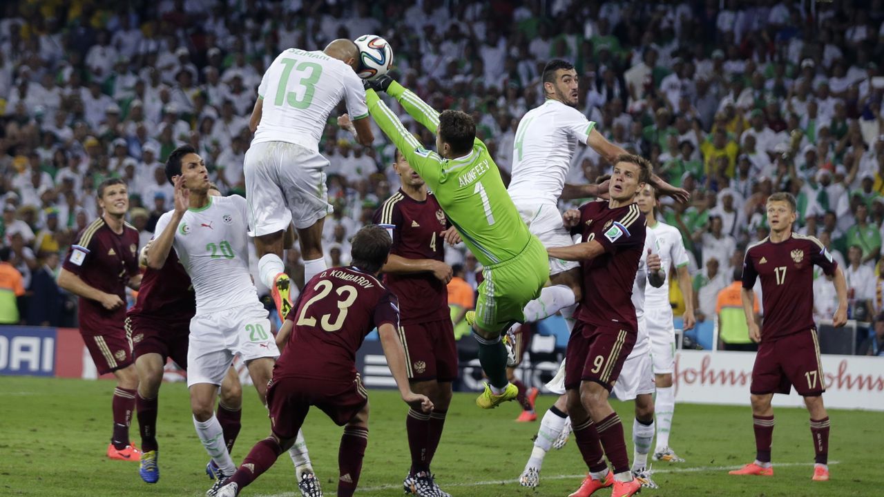 Islam Slimani postiže gol posle greške golamana Igora Akinfejevau meču Alžir - Rusija na Sp u Brazilu