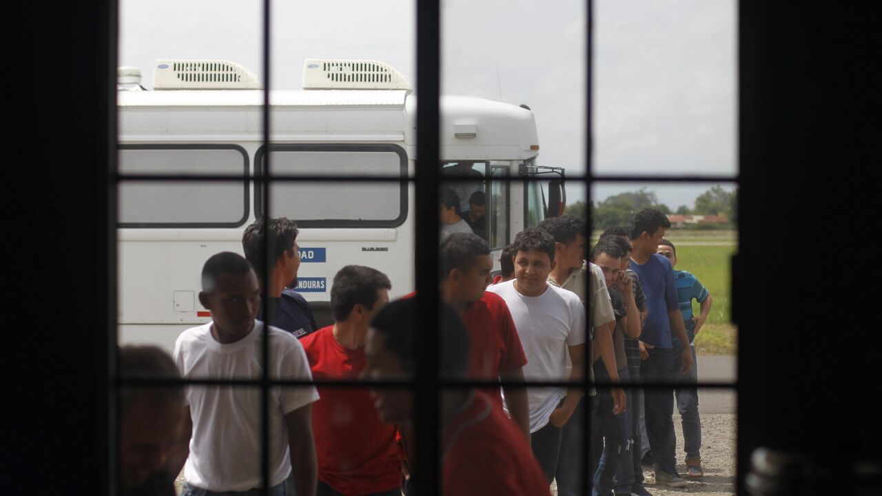 migranti ispred autobusa