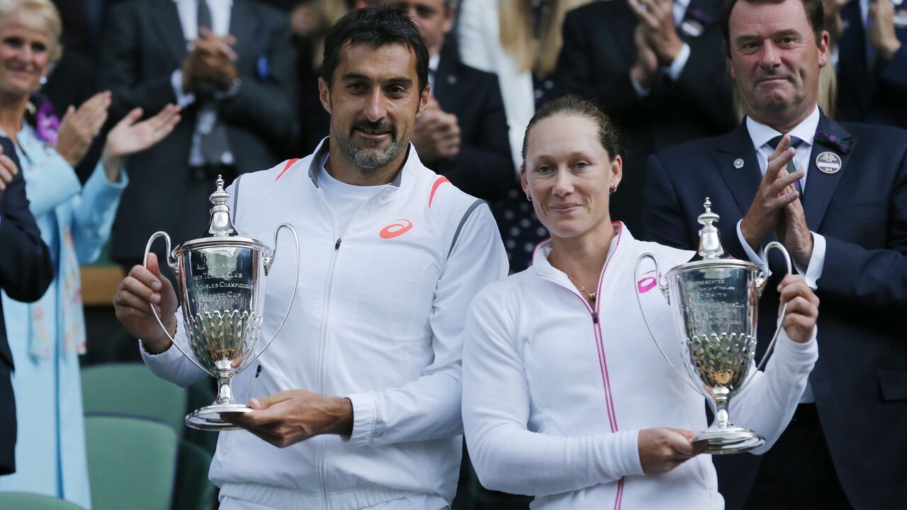 Nenad Zimonjić i Samanta Stosur sa trofejima posle pobede u finalu miksa na Vimbldonu