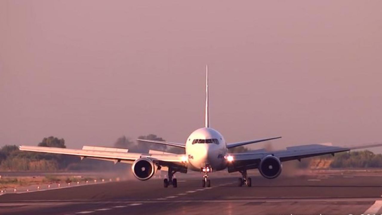 avion u Barseloni uzleće na pisti