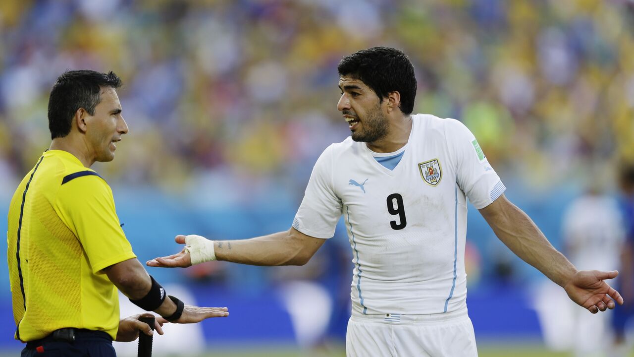 Sudija Marko Rodrigez i napadač Urugvaja Luis Suarez