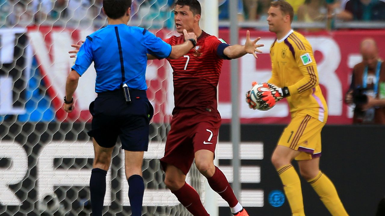 Kristijano Ronaldo protestvuje kod Milorada Mažića u meču Nemačka - Portugal na SP u Brazilu