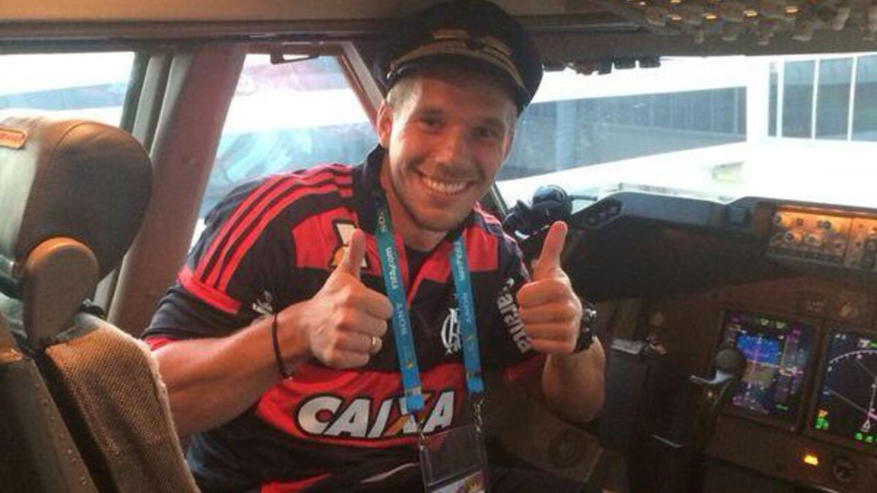 Lukas Podolski u pilotskoj kabini posle pobede na Mundijalu u Brazilu