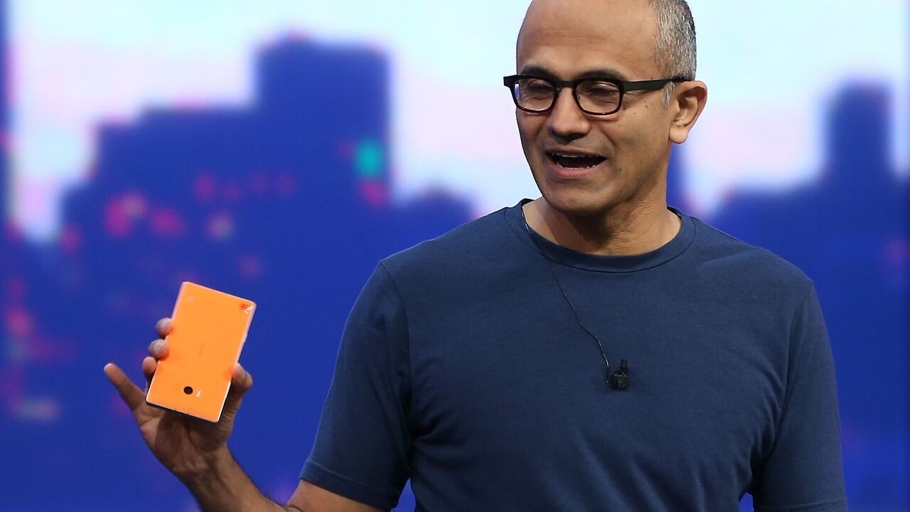 Satya Nadella pokazuje Windows Phone