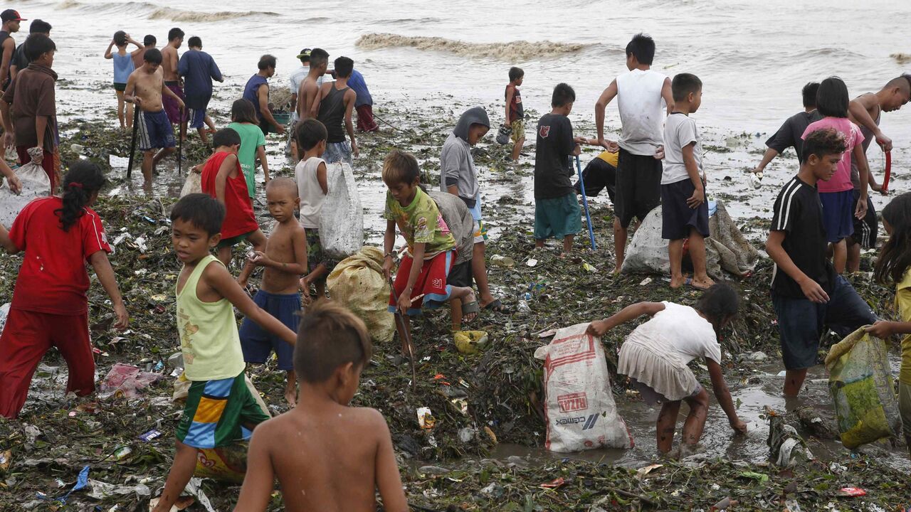 Stanovništvo Filipina posle udara tajfuna Ramasun na Filipinima