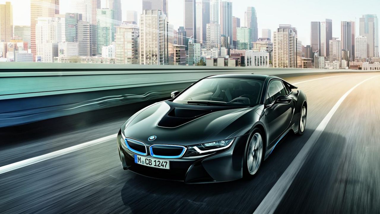 BMW i8 na auto-putu u gradu