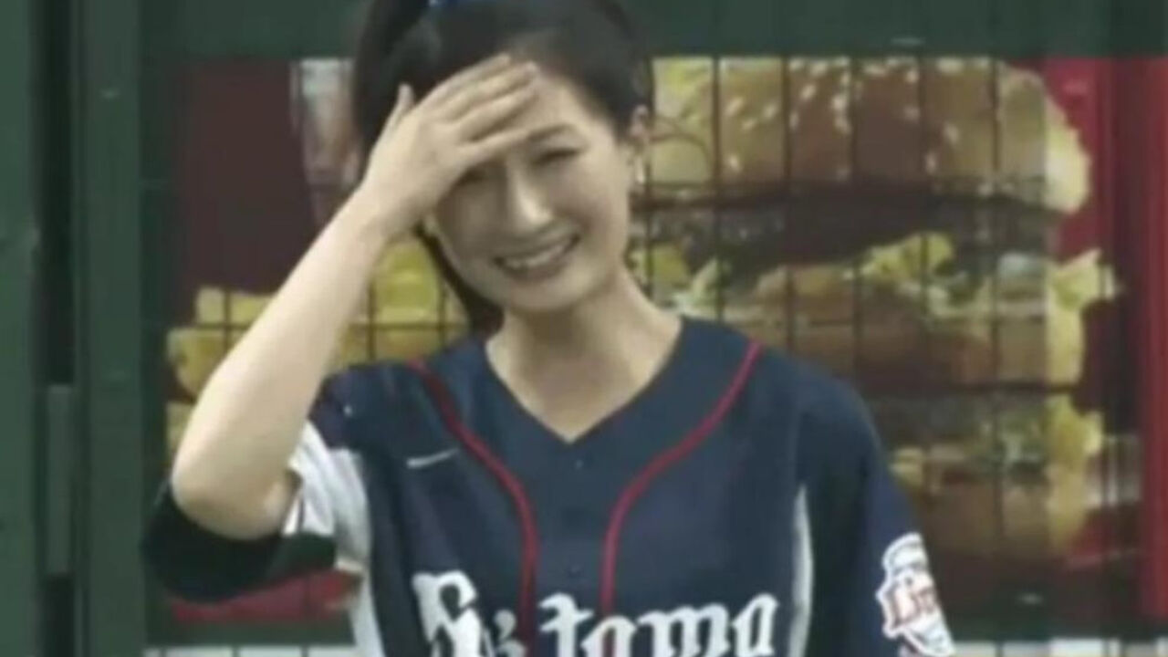 Japanka glavom razbija 10 crepova