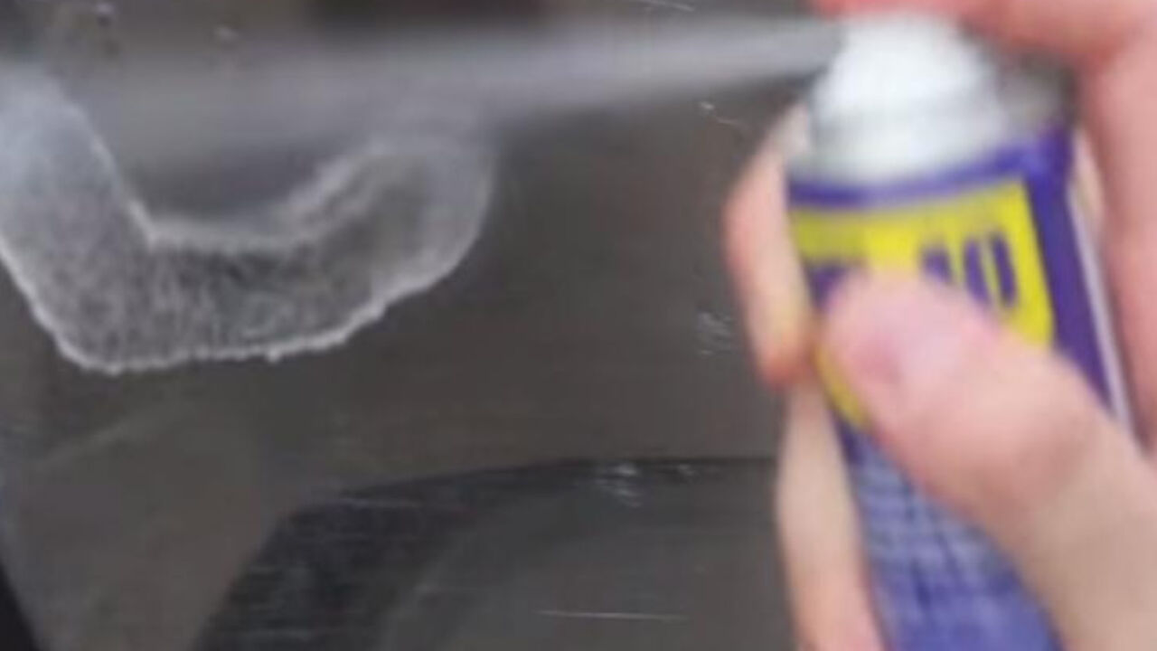 Prskanje sprejem WD 40 po haubi automobila