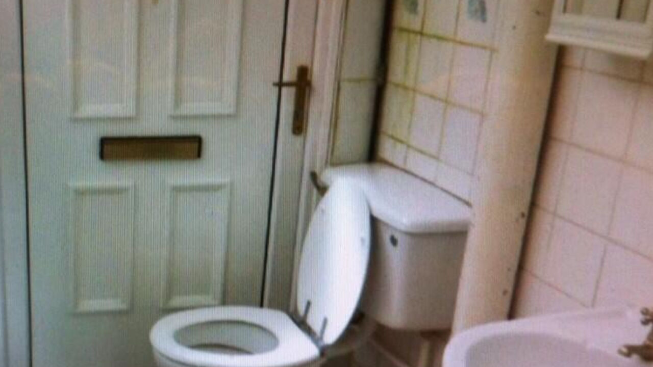 WC pored ulaznih vrata