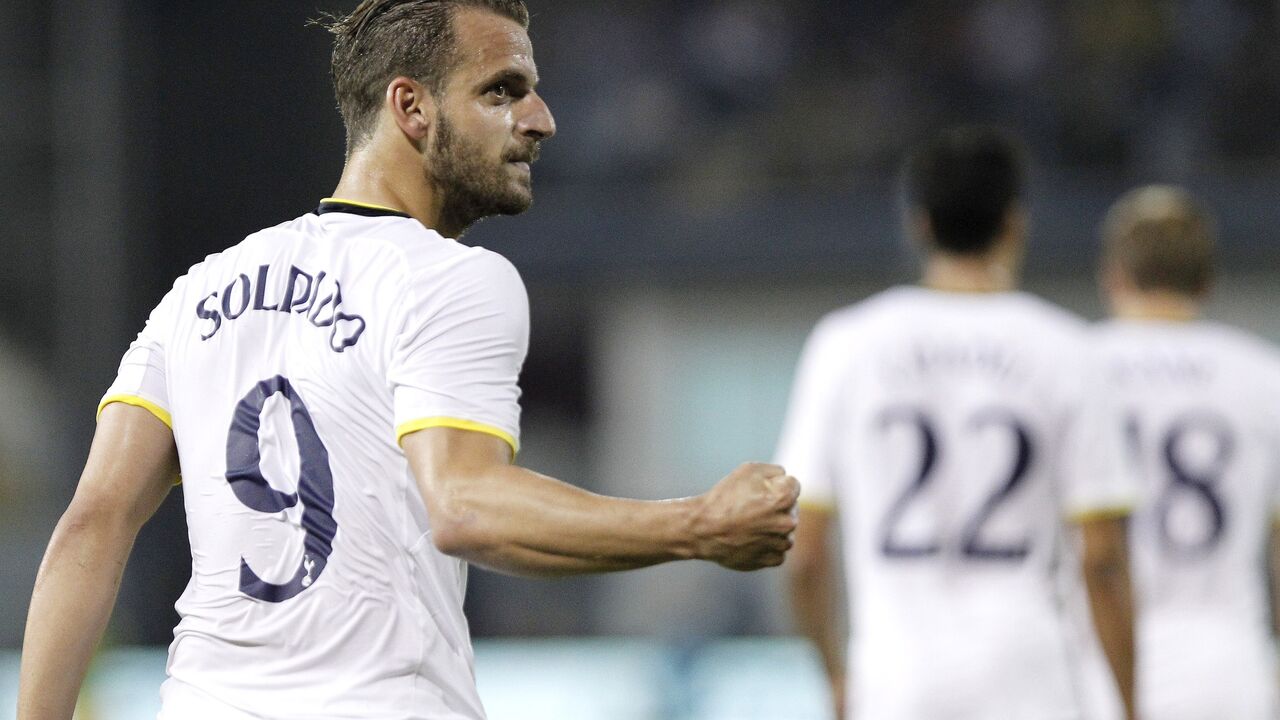 Napadač Totenhema Roberto Soldado proslavlja gol protiv AEL-a