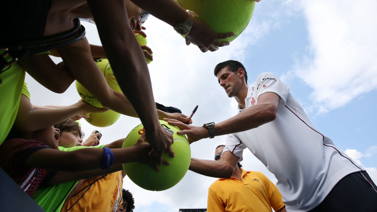 Novak Đoković deli autograme posle meča protiv Filipa Kolšrajbera na US Openu
