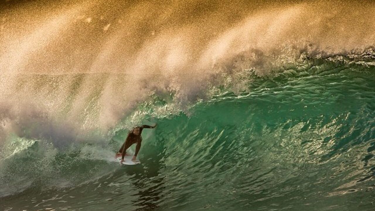 Džejmi Obrajen surfuje na talasima