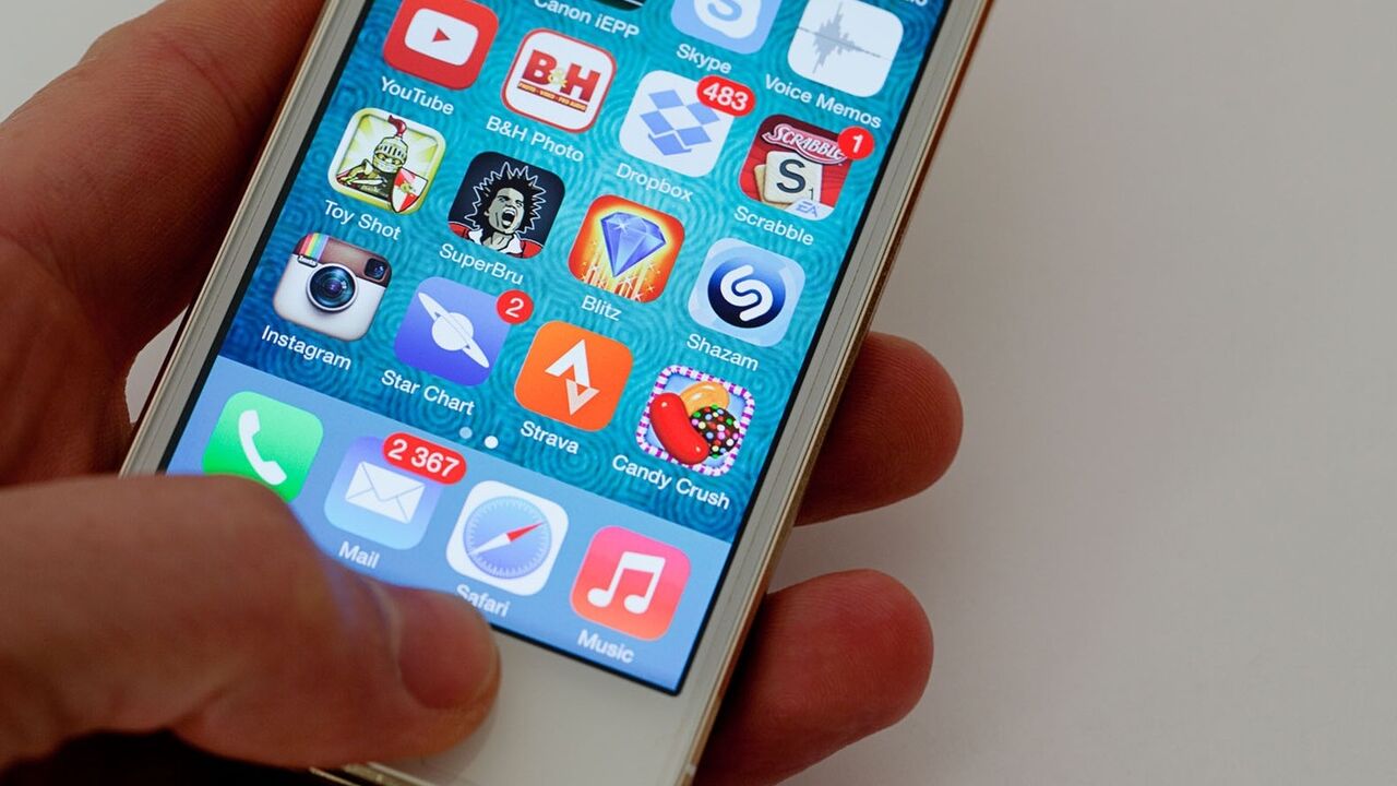 osoba otključava iPhone 5S pomoću čitača otiska prsta