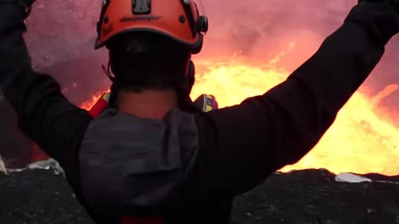 Muškarac u grotlu vulkana