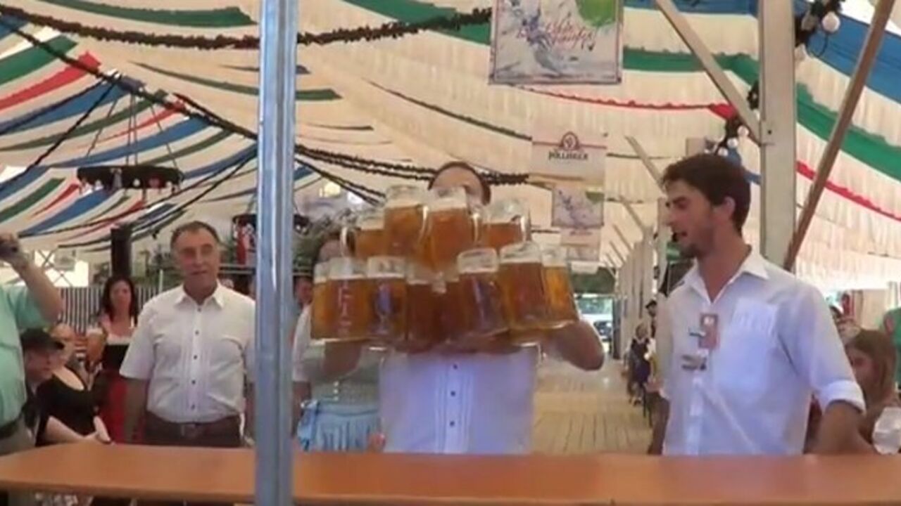 Konobar, svetski rekorder u nošenju krigli