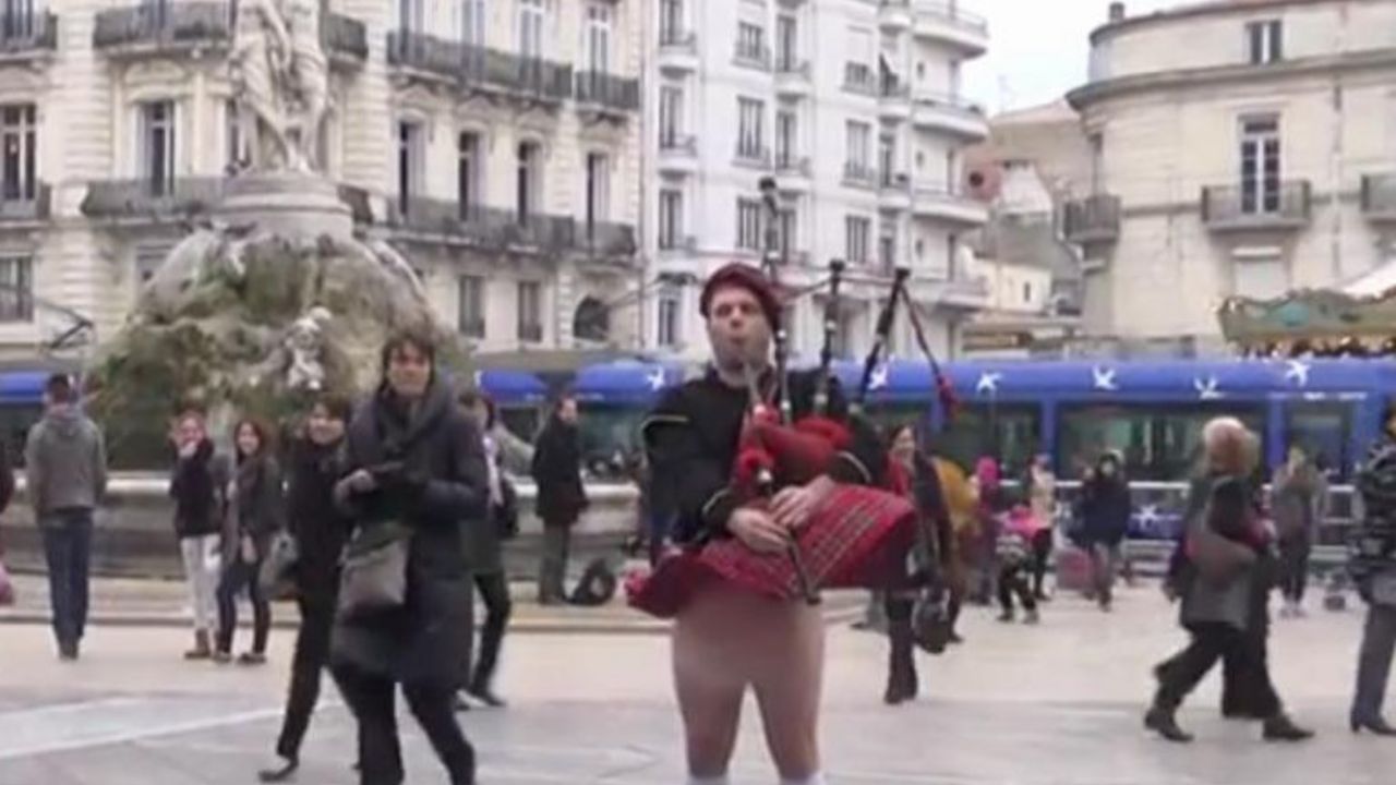 Remi Gajar svira gajde u zadignutom kiltu - bez gaća