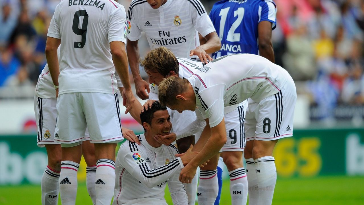 Fudbaleri Reala iz Madrida slave gol Ronalda na meču protiv Deportiva u četvrtom kolu Primere