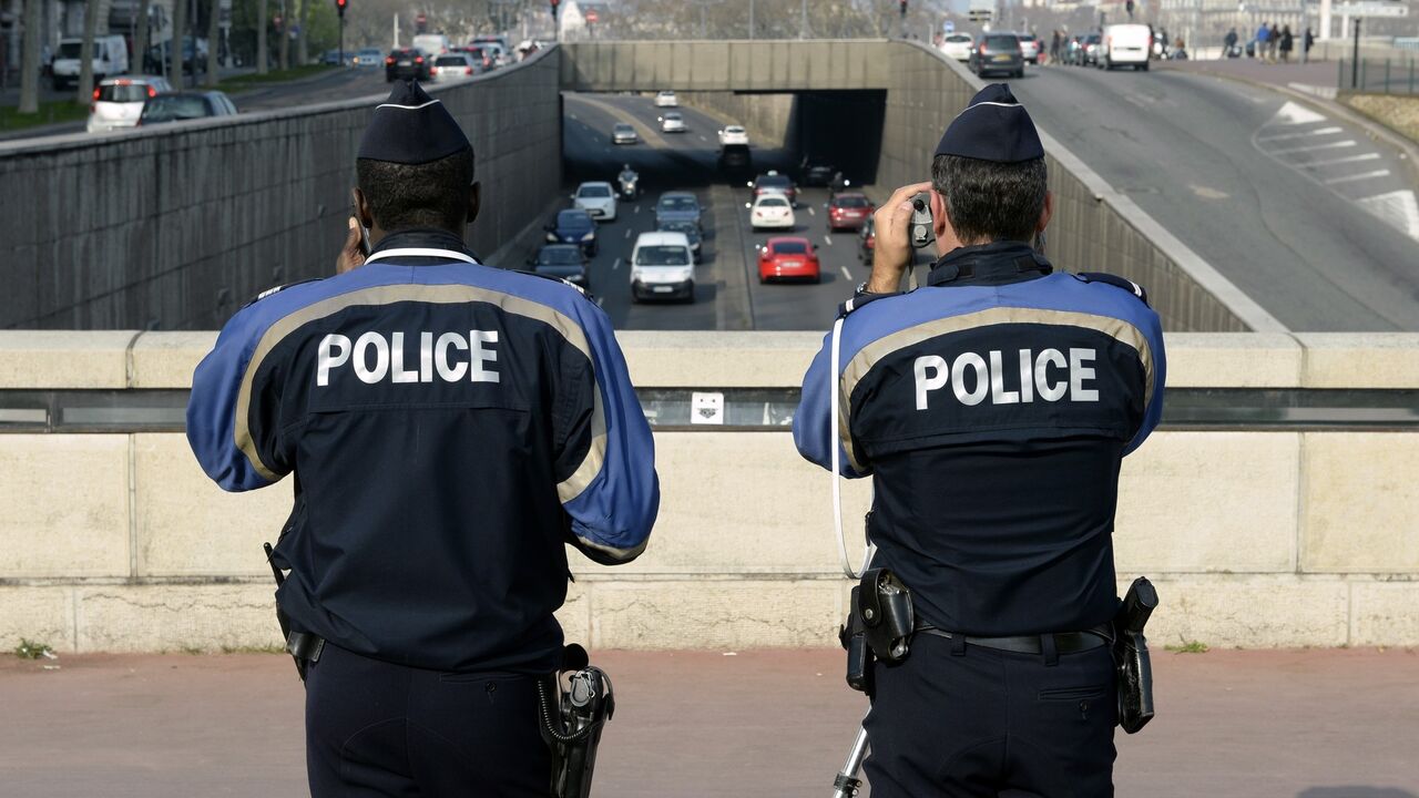 Policajci radarom nadziru saobraćaj