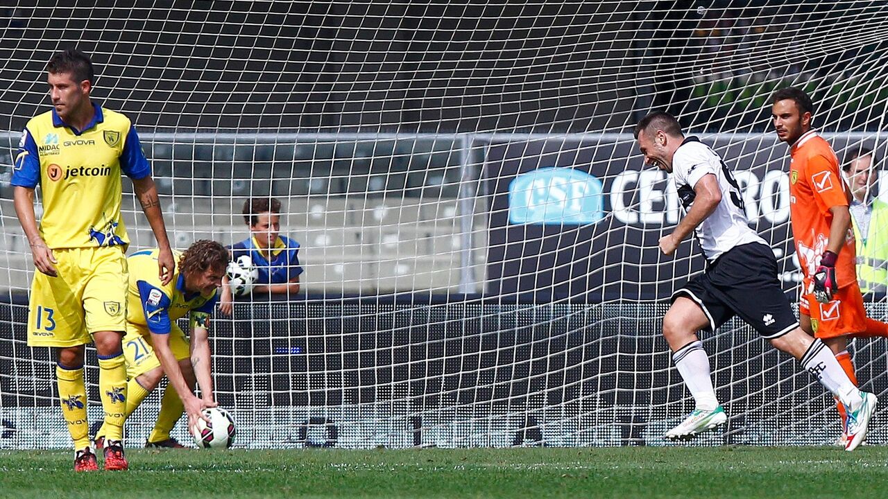 Antonio Kasano slavi gol u meču trećeg kola Serije A protiv Kjeva