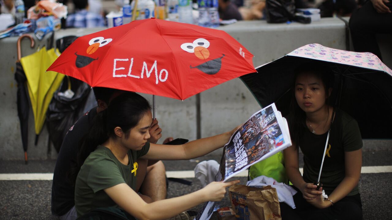 Hongkong, protest, devojke, kišobran